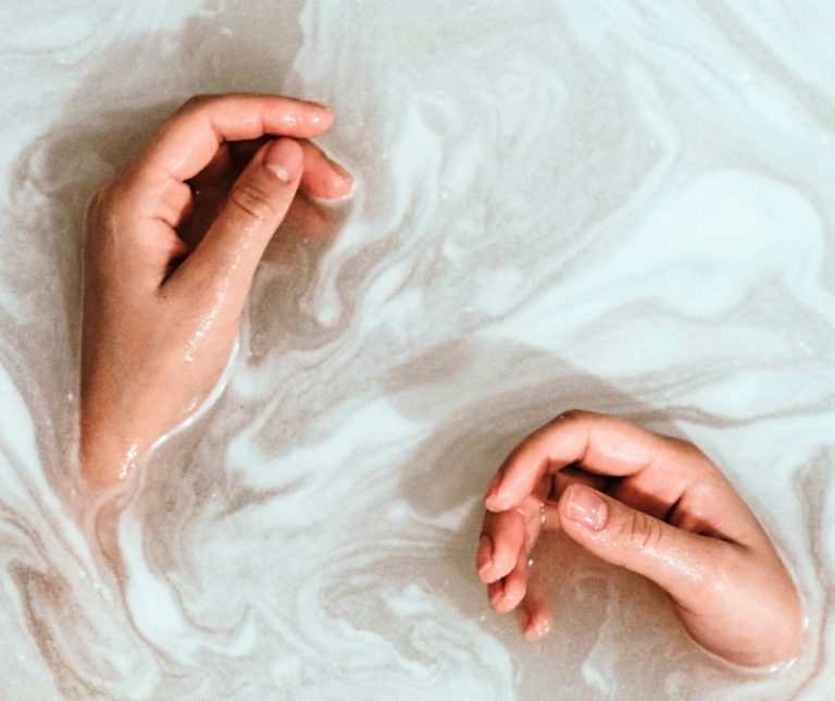 8 cech skóry dłoni wymagających natychmiastowej interwencji cechy suchej skóry dłoni