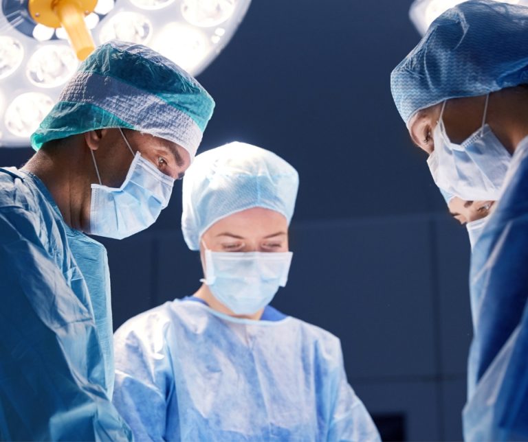 5 najciekawszych innowacji na sali operacyjnej Nowoczesna sala operacyjna wyposażona w innowacyjne technologie medyczne, w tym robot chirurgiczny, interaktywne monitory oraz inteligentne oświetlenie operacyjne.