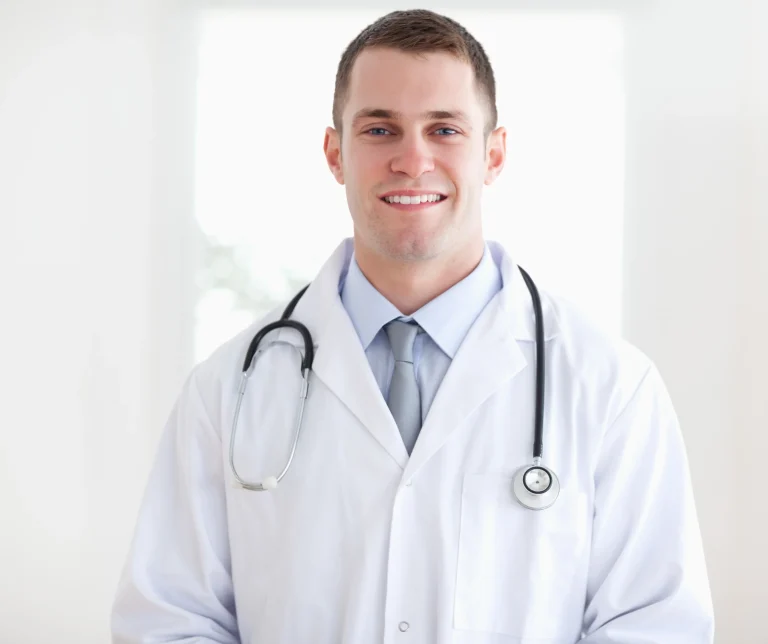 Bezpieczeństwo personelu medycznego – coraz pilniejszy temat w ochronie zdrowia lekarz-scaled2