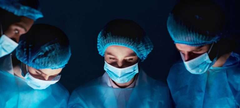 Generatory energii w chirurgii – czym są i jak działają? surgeon-at-work-medical-team-performing-operation-2026-01-08-23-24-58-utc (1)